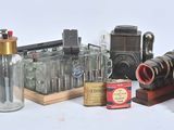 un grand nombre d'objets différents posés sur une table