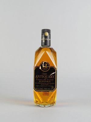 l'image d'une bouteille de whisky posée sur une surface blanche