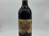 une bouteille de vin posée sur une table blanche