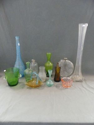vases en verre de différentes couleurs posés sur une table