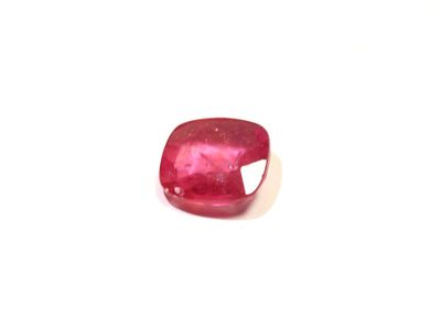 gros plan d'une pierre de rubis rouge sur une surface blanche
