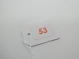 une étiquette portant le numéro 53, suspendue à une ficelle