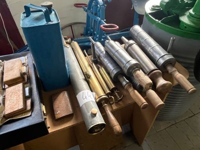 Lot de clystères et pulvérisateurs manuels