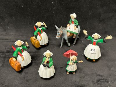 sept figurines représentant des personnes vêtues de vert et de blanc