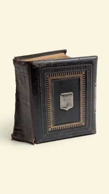 Vieil album contenant des photographies anciennes sur papier…