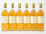 six bouteilles de vin sont alignées sur une surface blanche
