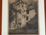 une vieille photo d'un bâtiment avec une horloge sur la façade