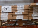une grande pile de cartons sur une palette dans un entrepôt