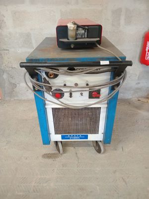 une machine posée sur une table