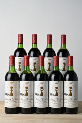 six bouteilles de vin rouge sont alignées sur une table en bois