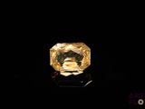 gros plan d'un diamant jaune sur une surface noire