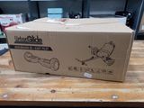 une boîte en carton posée sur une table en bois