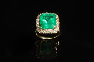 une bague en émeraude et diamant