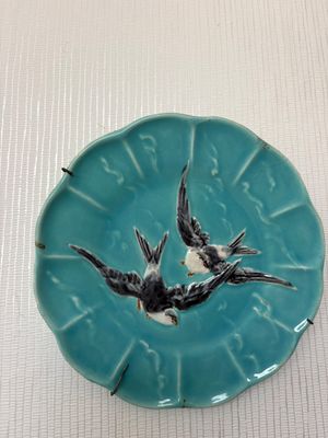 deux oiseaux posés sur une assiette posée sur une table