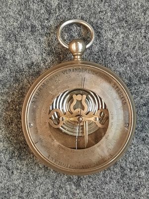 une montre de poche en or sur laquelle figure un cadran d'horloge