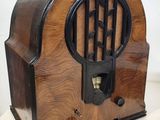 une radio à l'ancienne posée sur une table blanche