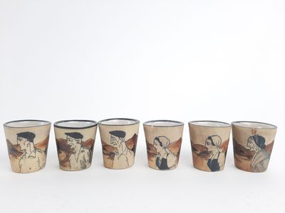 six verres à shot sur lesquels sont représentés un homme et une femme