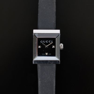 GUCCI. Bracelet-montre de dame en acier modèle Square, mouve… - Photo 1
