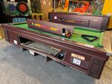 une table de billard équipée d'une machine à billard et une table de billard équipée d'une machine à billard