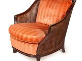 chaise avec coussin rembourré orange et structure en bois
