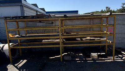 un gros tas d'échafaudages jaunes dans un parking