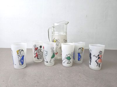 six tasses ornées de motifs différents, posées sur une table