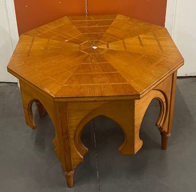 une table en bois sur laquelle est posée une horloge
