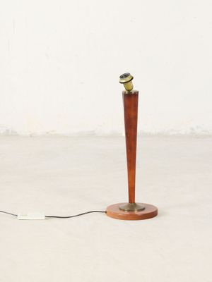 une lampe posée sur un socle en bois et munie d'un cordon