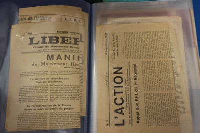 un livre ouvert sur une table, avec beaucoup de pages