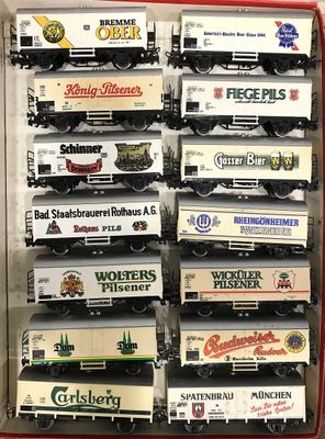 beaucoup de wagons de train miniature rangés dans une boîte