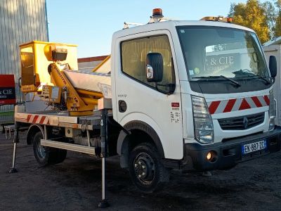 un camion blanc garé à côté d'un immeuble