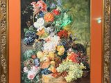 tableau représentant une nature morte composée de fleurs et de fruits, dans un cadre doré