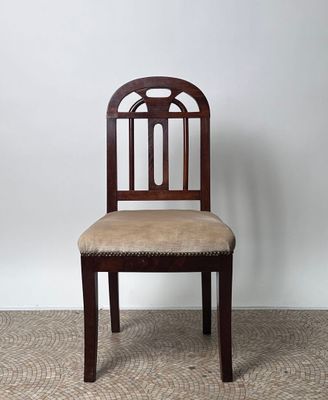 une chaise en bois avec une assise rembourrée de couleur beige clair