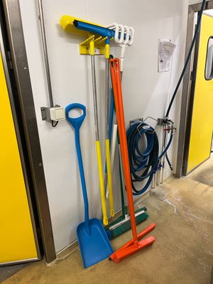 un tas de balais rangés les uns à côté des autres