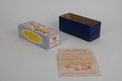 une petite boîte avec un bout de papier à côté