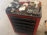 un établi avec des outils dans un garage