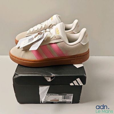 a pair of shoes that are on top of a box