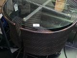 une table et des chaises en verre dans une pièce où se trouve une étagère remplie de chaussures