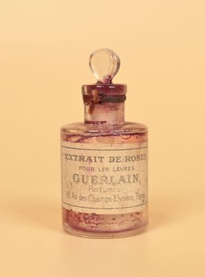 un vieux flacon de parfum posé sur une table