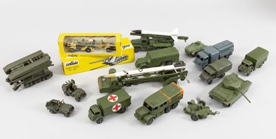 beaucoup de jouets militaires posés sur une table