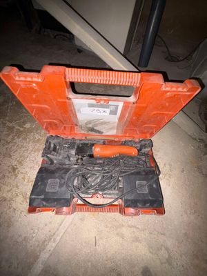 une valise orange ouverte, posée par terre