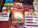 beaucoup de livres posés sur une table, avec une lampe