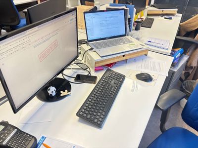 un bureau sur lequel se trouvent un ordinateur, un clavier, une souris et un écran