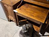 un chien assis sous un bureau dans une pièce
