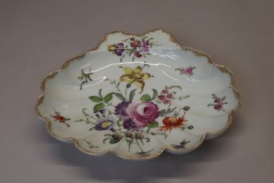 une assiette blanche avec un motif floral