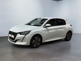 Une voiture blanche est garée dans une pièce aux murs blancs.