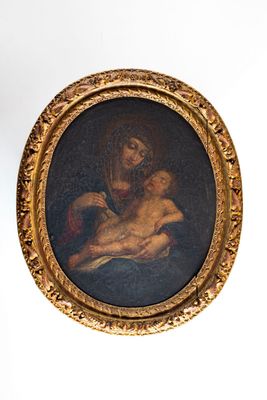 tableau représentant une femme tenant un bébé dans ses bras, dans un cadre doré