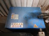une boîte bleue sur laquelle sont collés des autocollants