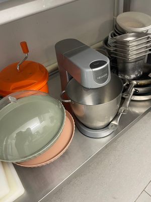 de nombreuses casseroles et poêles sur le comptoir de la cuisine