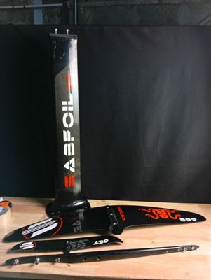 une paire de skis et une paire de bâtons de ski posés sur une table